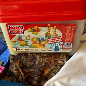 100-Piece Building Set - Red and Blue